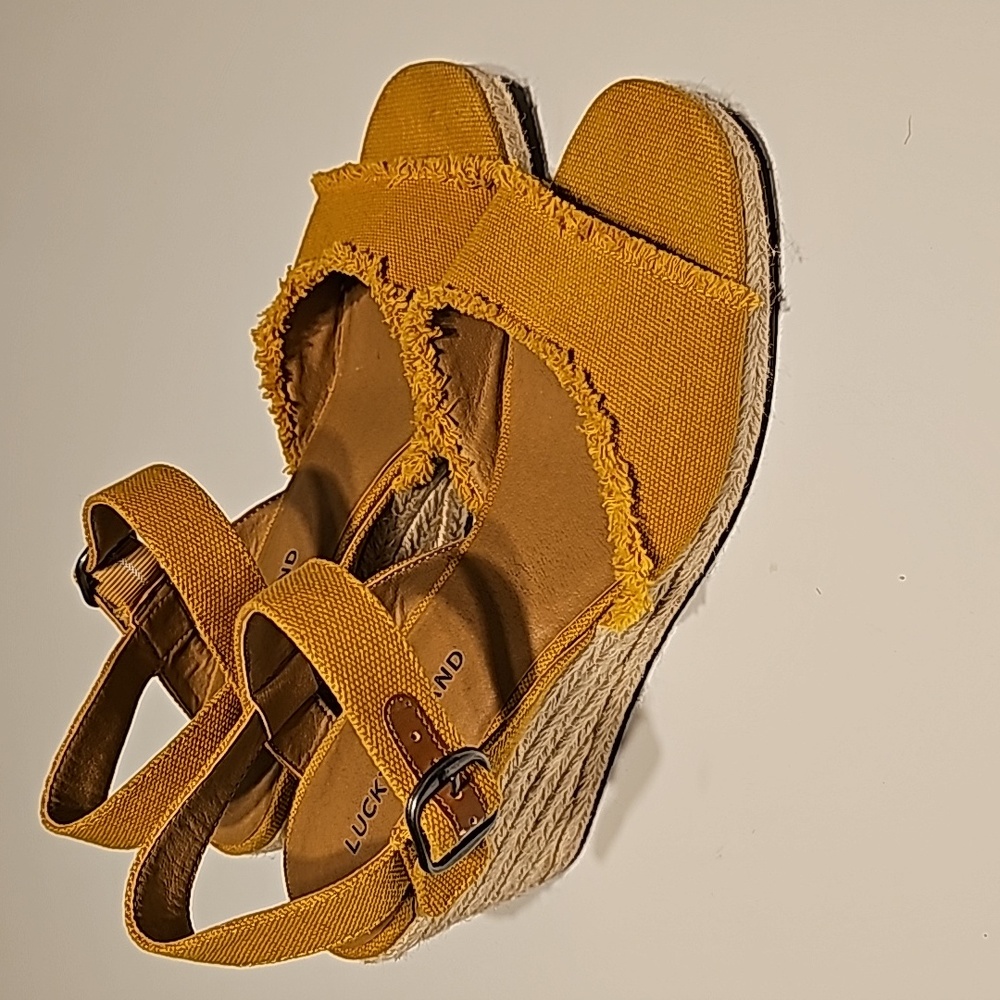 Lucky Brand Mindra awomen’s Frayed Canvas Wedge Sandal Yellow mustard  Size 8.5